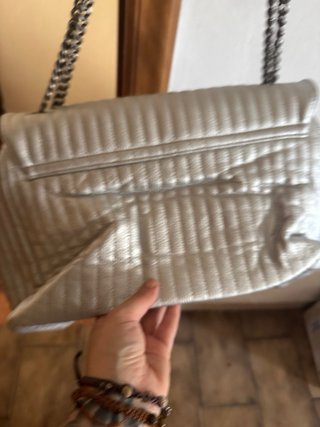 Tuta fucsia e borsa argento