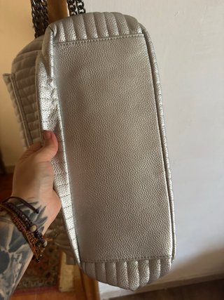 Tuta fucsia e borsa argento