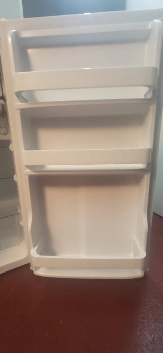 Nevera pequeña blanca. Prácticamente  nueva.