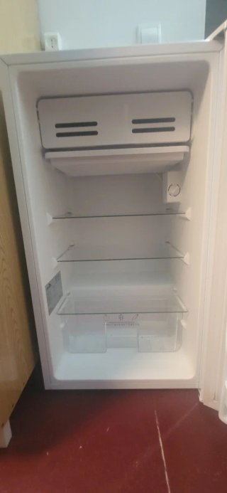 Nevera pequeña blanca. Prácticamente  nueva.