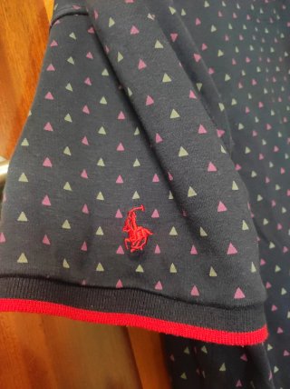 Polo hombre azul marino con triángulos