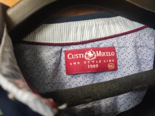 Polo hombre azul marino con triángulos