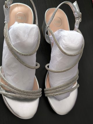 Sandalias plateadas con pedrería talla 39