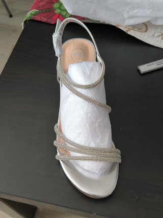Sandalias plateadas con pedrería talla 39
