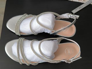 Sandalias plateadas con pedrería talla 39