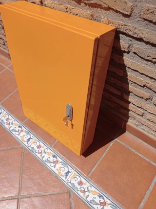 Caja metálica estanca con llave nueva a estrenar