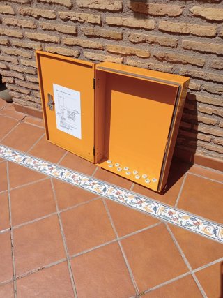 Caja metálica estanca con llave nueva a estrenar