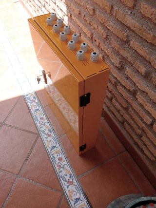 Caja metálica estanca con llave nueva a estrenar