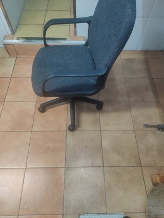 Silla de oficina gris