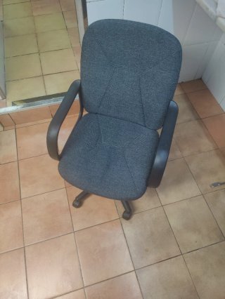 Silla de oficina gris