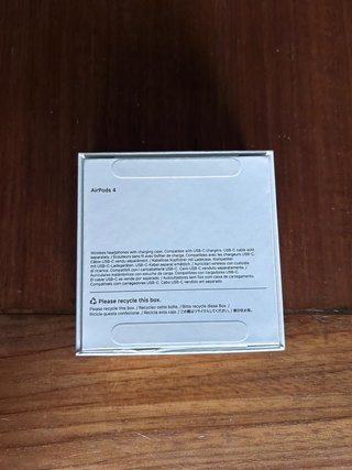 AirPods 4 con estuche de carga