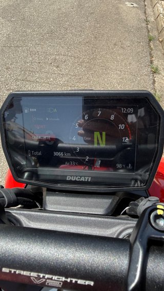 Ducati Streetfighter V2 del 2025 + extras y escape