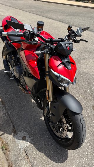 Ducati Streetfighter V2 del 2025 + extras y escape