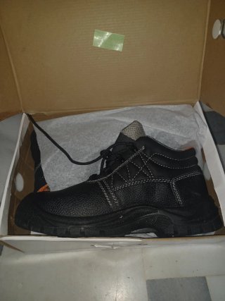 Zapato de trabajo negro y naranja