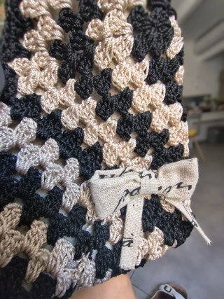 Borsa uncinetto beige e nera con accessori