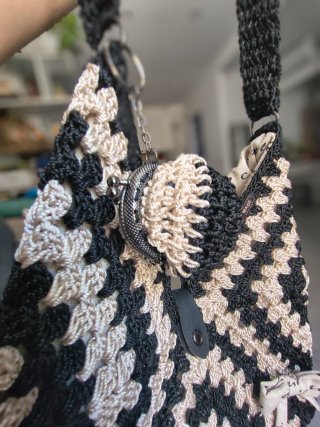 Borsa uncinetto beige e nera con accessori