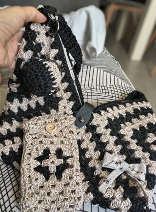 Borsa uncinetto beige e nera con accessori