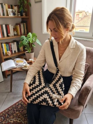 Borsa uncinetto beige e nera con accessori