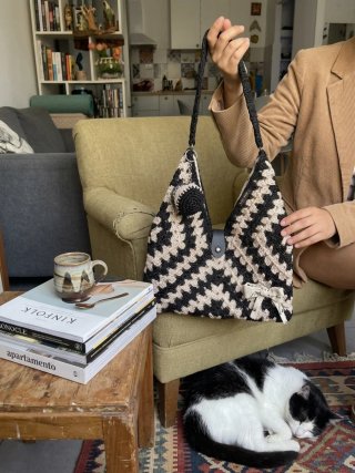 Borsa uncinetto beige e nera con accessori
