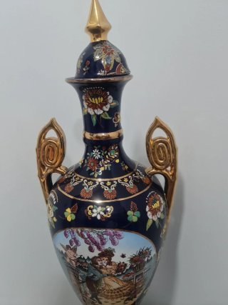 Jarrón de porcelana azul y dorado