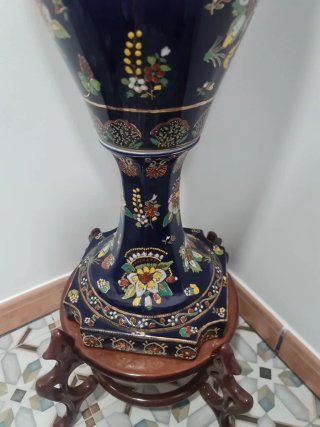 Jarrón de porcelana azul y dorado