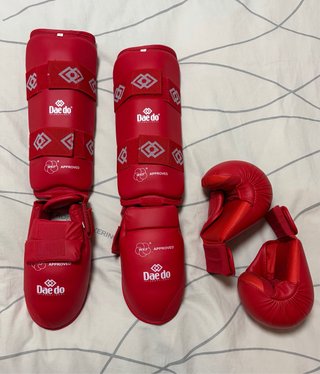 Protecciones y guantillas karate Daedo rojas M