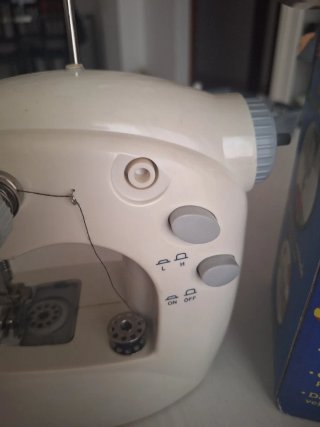 Mini Máquina de Coser + Set Hilos y Bobinas