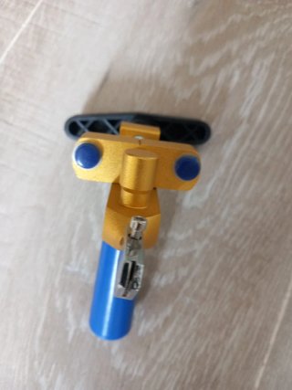 Cortador de vidrio dorado y azul