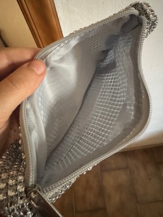 Mini abito nero argento e piccola borsetta argento