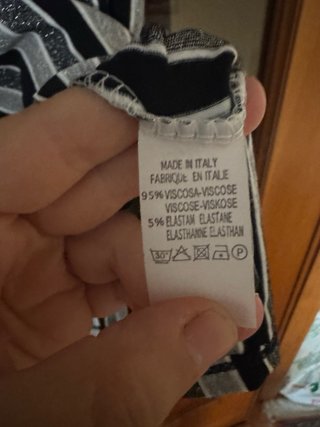 Mini abito nero argento e piccola borsetta argento