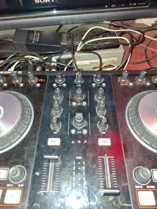 Controladora DJ Traktor Kontrol S2