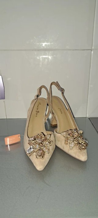 Zapatos Alma en Pena T38 Beige y Dorados