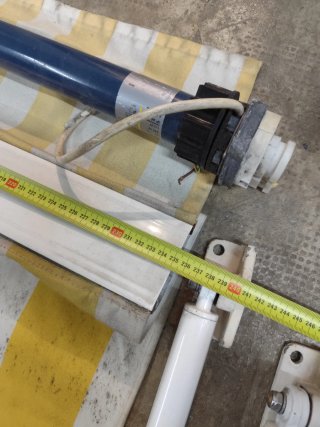 Toldo para ventana rayas amarillo y blanco