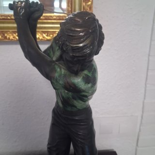 Figura de bronce de golfista