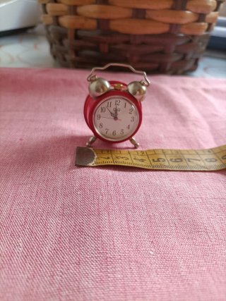 Reloj despertador rojo y plateado