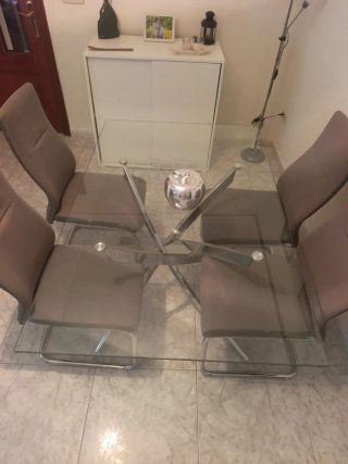Mesa cristal y 4 sillas comedor gris