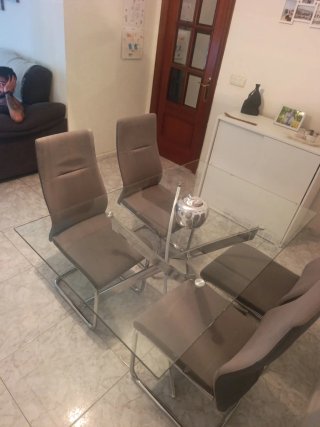 Mesa cristal y 4 sillas comedor gris