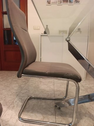 Mesa cristal y 4 sillas comedor gris