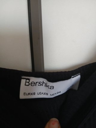 Vestido negro corto con tirantes Bershka XS