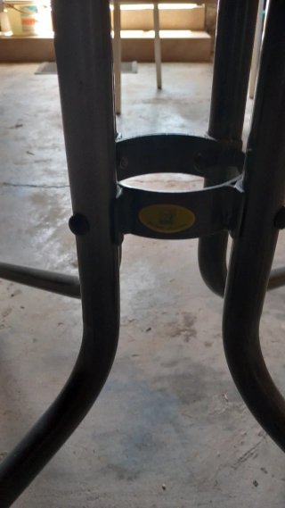 Mesa de exterior de madera de teca y aluminio.