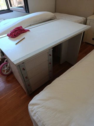 Escritorio infantil blanco y rosa