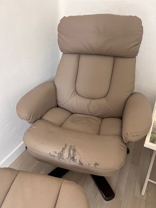 Sillón reclinable de piel y madera
