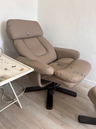 Sillón reclinable de piel y madera