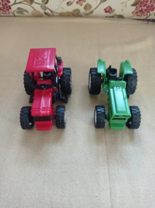 2 modellini trattori rosso e verde
