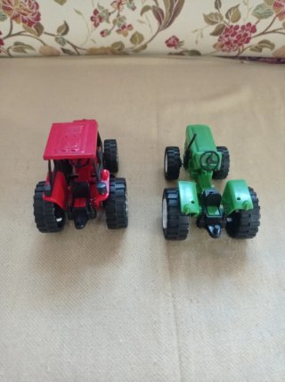 2 modellini trattori rosso e verde