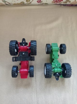 2 modellini trattori rosso e verde