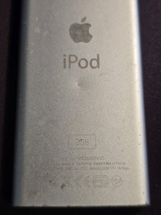 iPod Nano 2da Gen 2GB Plata ( no enciende)