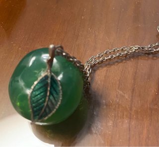 Collar con colgante de manzana verde