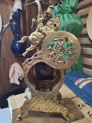 Reloj sobremesa vintage caballero medieval dorado