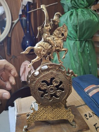 Reloj sobremesa vintage caballero medieval dorado